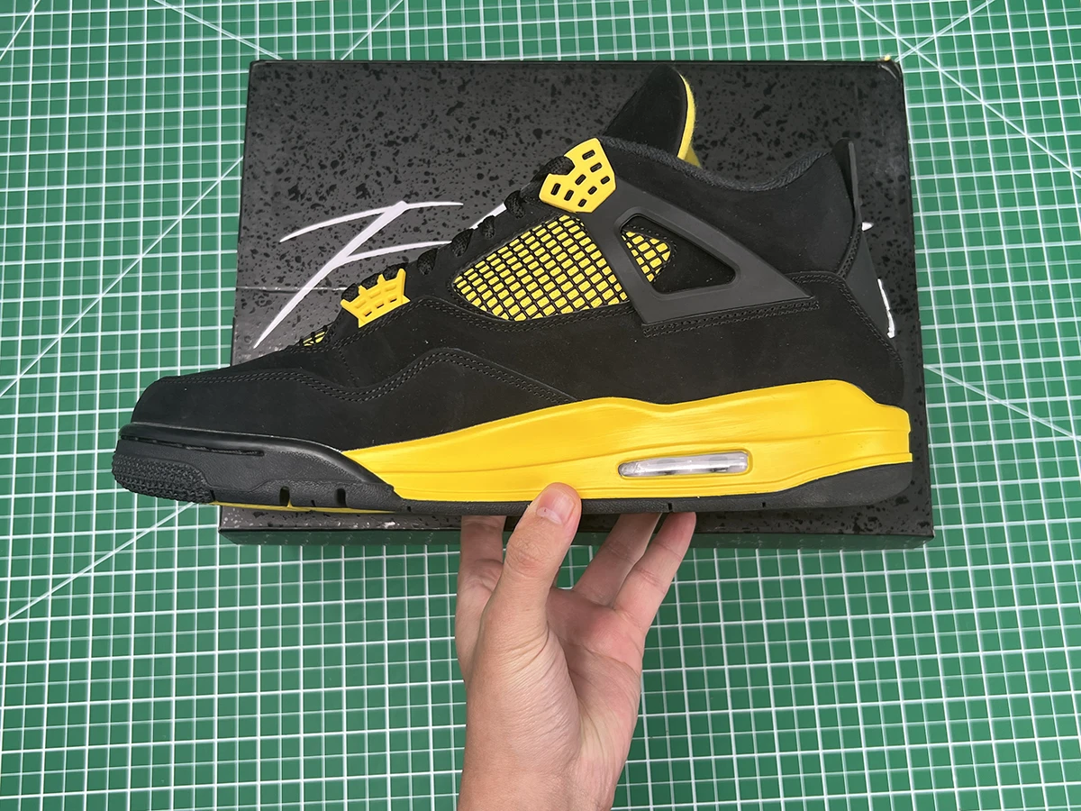 jordan 4 retro ‘thunder’ 2023